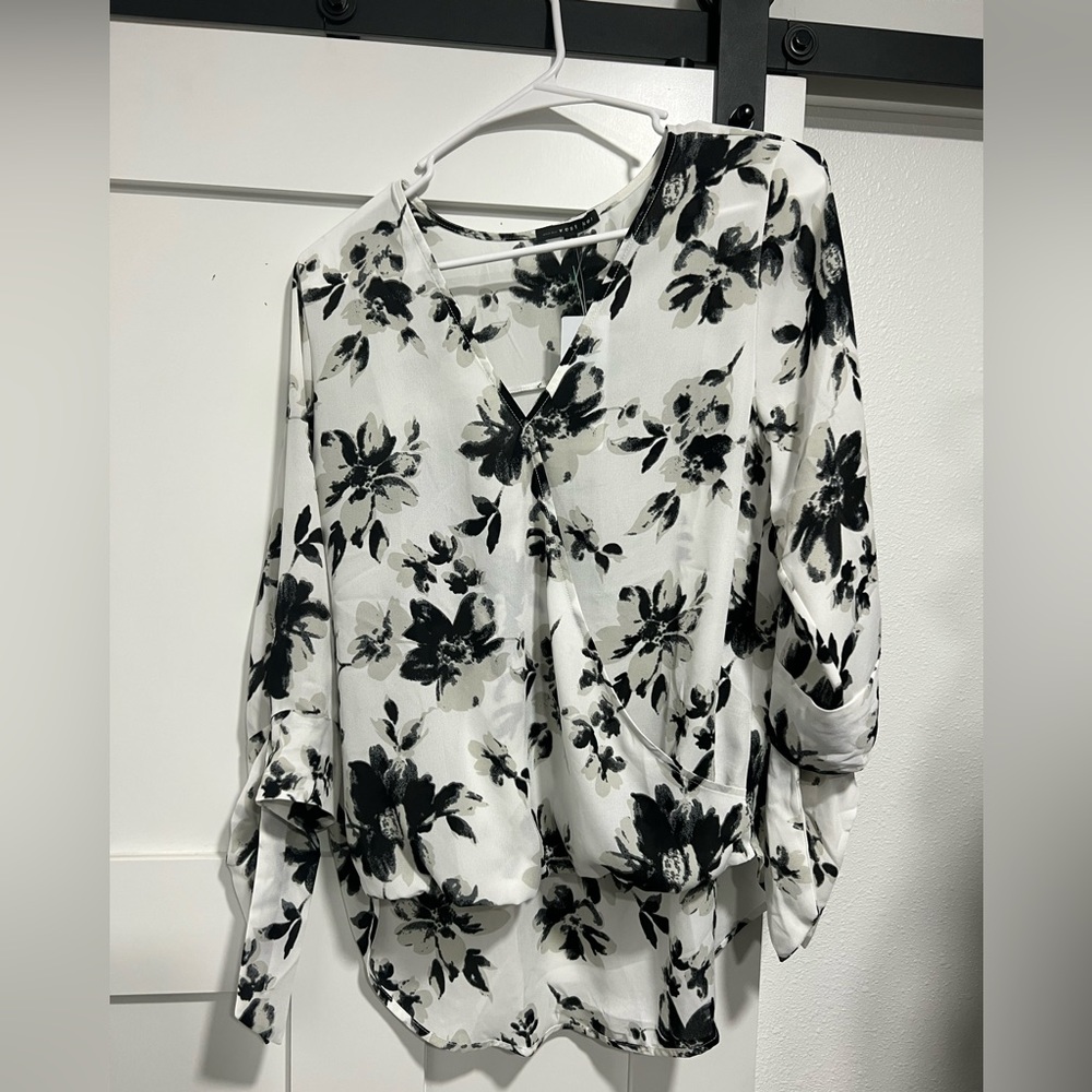 Black/white/gray Womens blouse from stitch fix